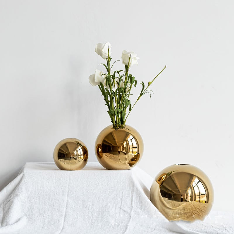 Gold Ceramic Vase – Luxury Home Decor & Shelf Styling
