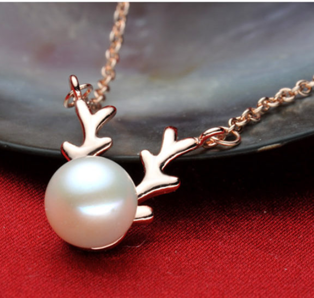 Elk Pearl Pendant Necklace