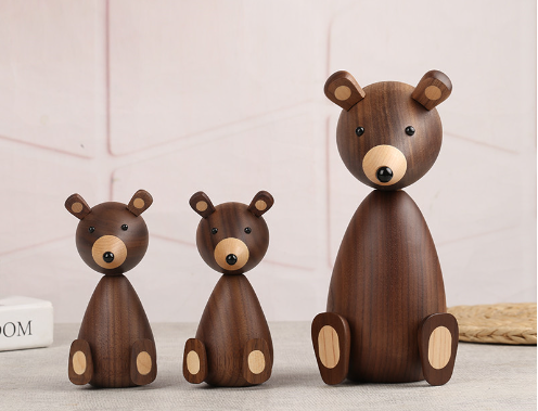Nordisches Deko-Bärchen aus schwarzem Nussbaum für Kinderzimmer