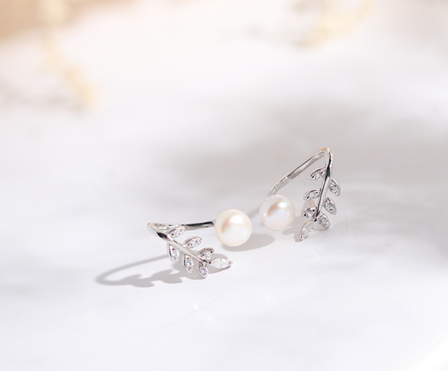 Leaf-Design Pearl Earrings