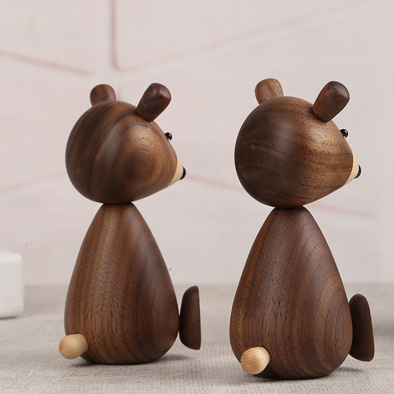 Nordisches Deko-Bärchen aus schwarzem Nussbaum für Kinderzimmer