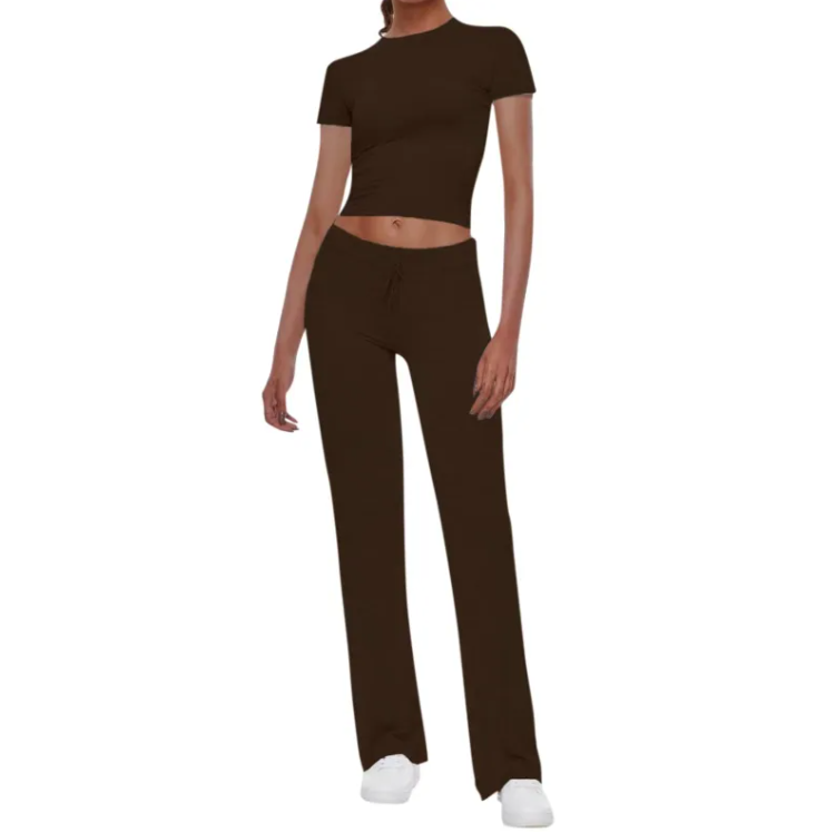 Damen T-Shirt & Freizeithose im unifarbenen Anzug