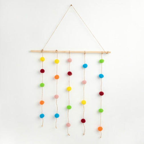 Guirlande de pompons couleur macaron pour décorer la chambre de filles