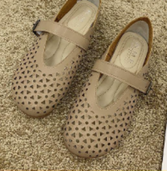 Women's Hollow Cut Mary Jane Flats – Breathable Casual Shoes in Marrón & Beige