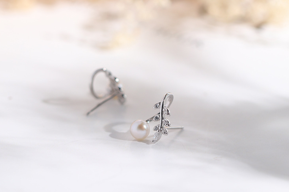 Leaf-Design Pearl Earrings