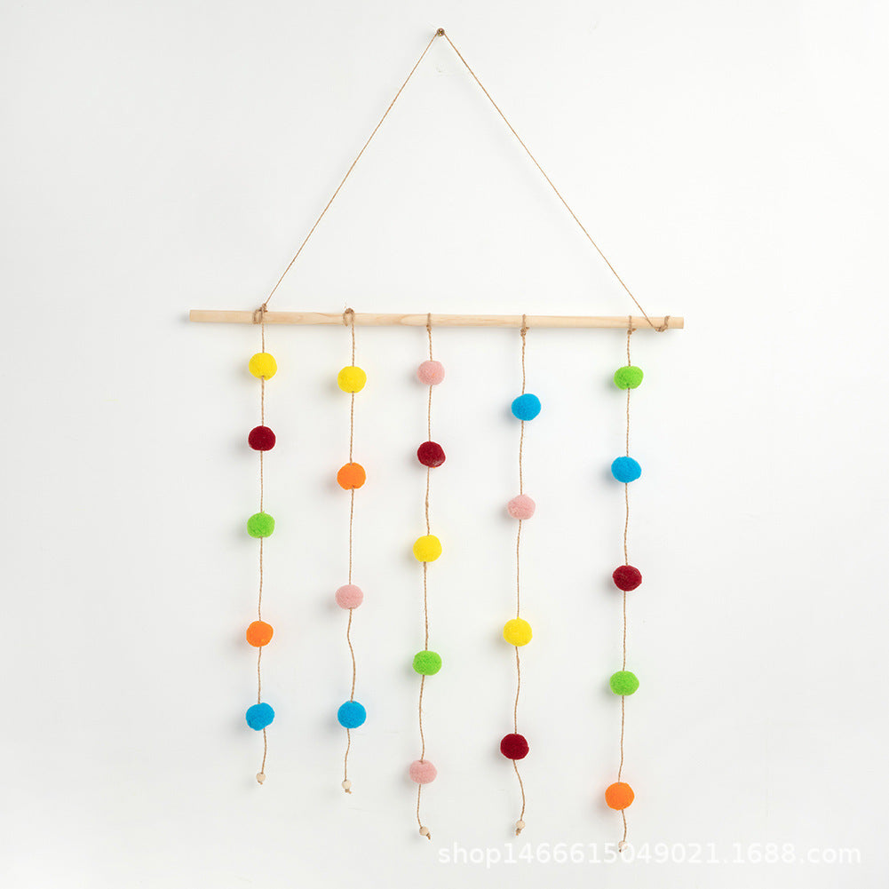 Guirlande de pompons couleur macaron pour décorer la chambre de filles