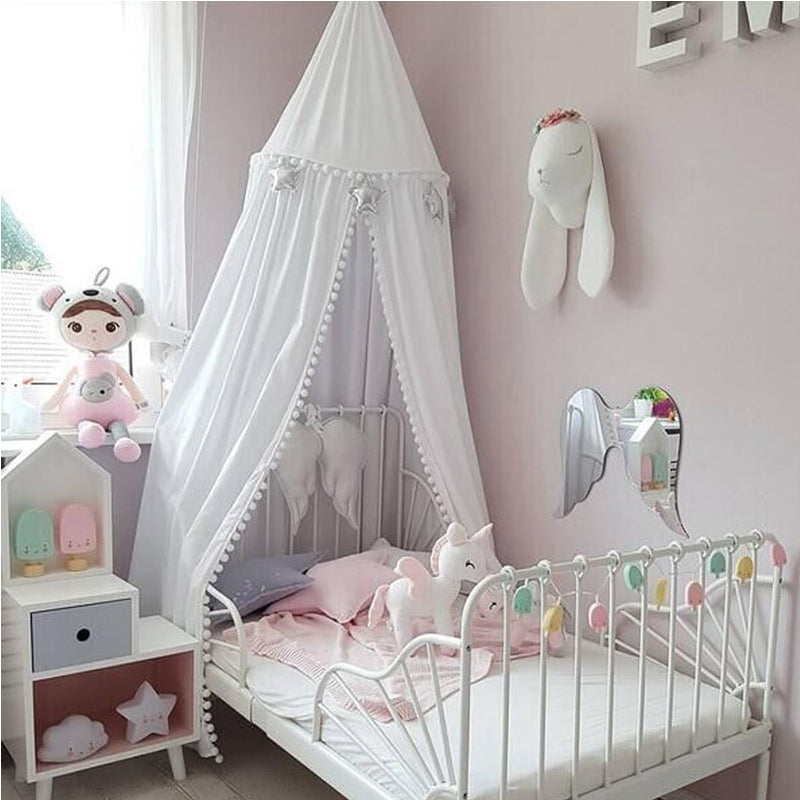 Kinderzimmer-Dekoration mit Pompon-Baldachin und Moskitonetz