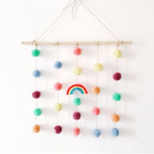 Guirlande de pompons couleur macaron pour décorer la chambre de filles