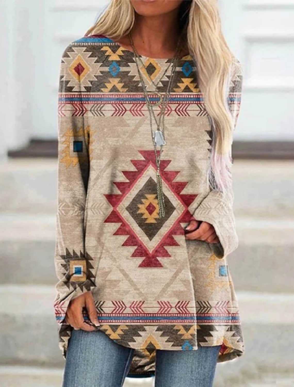 Langes T-Shirt-Kleid im Retro-Ethno-Stil