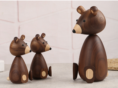 Nordisches Deko-Bärchen aus schwarzem Nussbaum für Kinderzimmer