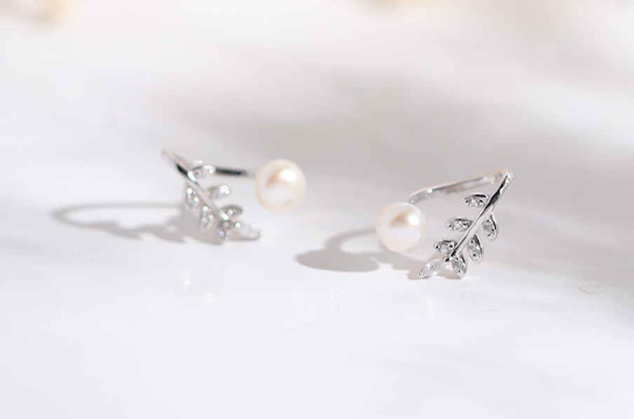 Leaf-Design Pearl Earrings