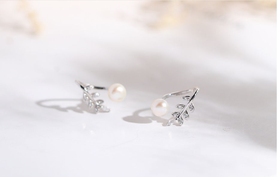 Leaf-Design Pearl Earrings
